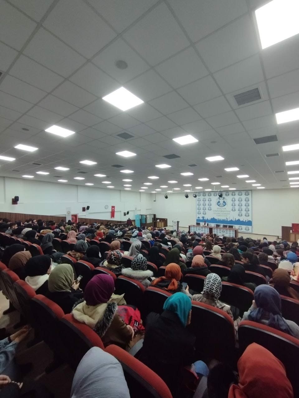 "Sahneden Secdeye Yolculuk" konulu konferans gerçekleştirildi.